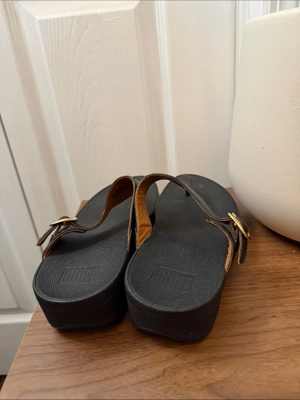 FitFlop Black Lizard Embossed Thong Sandals Gold Buckle Wedge Size 7